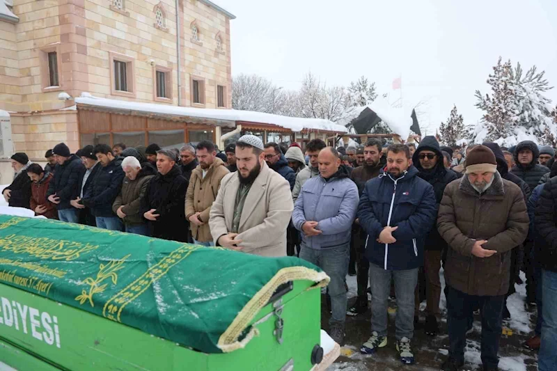 Boşandığı eşi tarafından öldürülen kadın toprağa verildi
