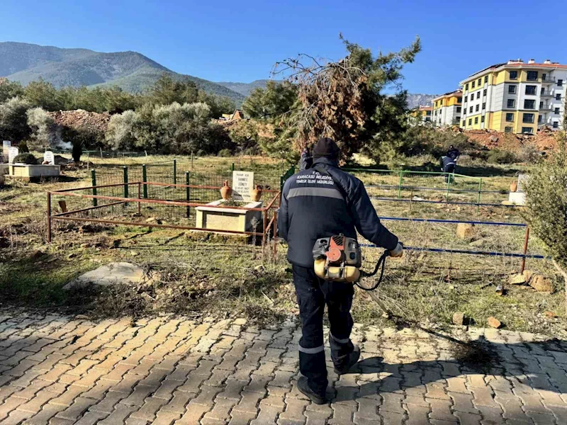 Karacasu’da mezarlıklarda temizlik çalışması başlatıldı
