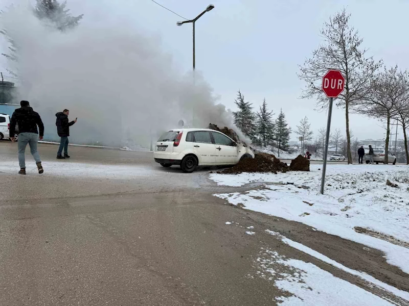 Ekskavatör toprak atarak yanan otomobili söndürdü
