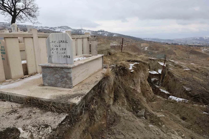 Elazığ’da 35 kabrin bulunduğu mezarlıkta heyelan
