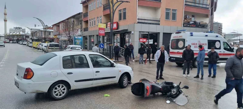 Motosiklet ile otomobil çarpıştı: 1 yaralı
