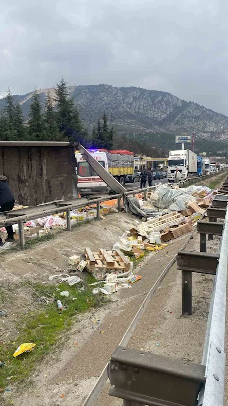 Bilecik’te tır devrildi, yükündeki kuruyemişler yola saçıldı
