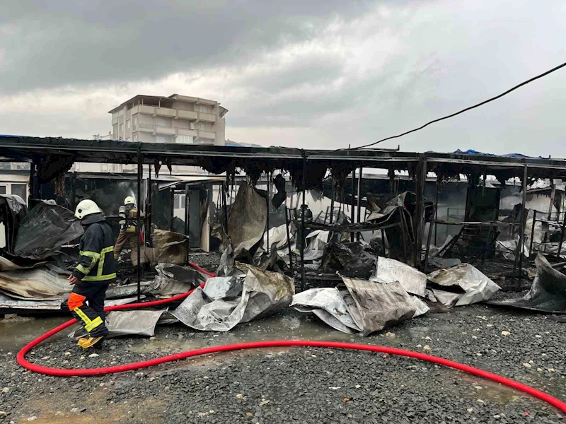 Yanan konteynerlerden eşyalarını çıkarmaya çalışan işçiler korku dolu anlar yaşadı
