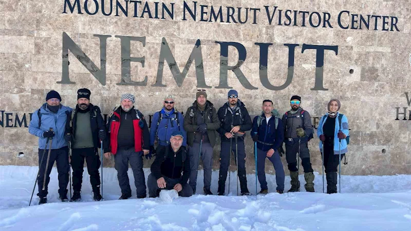 Adıyamanlı dağcılar karla kaplı Nemrut Dağı’na tırmandı
