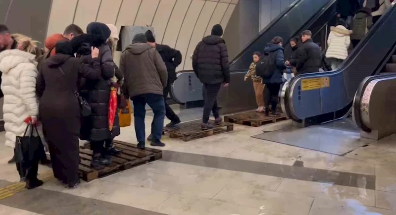 İstanbul’da metrobüs alt geçidi su bastı: Vatandaş suların içinde yürümek zorunda kaldı
