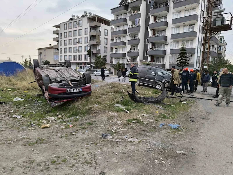 Hatay’da hafif ticari araç otomobille çarpıştı: 3 yaralı
