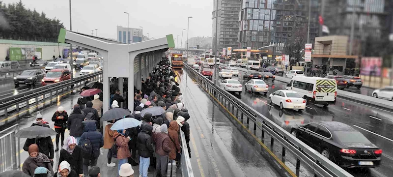 Yenibosna metrobüs durağında insan seli
