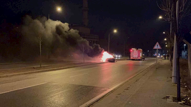 Yakıt aldıktan hemen sonra tutuşan aracından atladı, canını zor kurtardı
