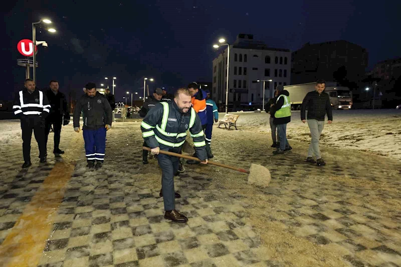 Arnavutköy’de karla mücadele çalışmaları aralıksız sürüyor
