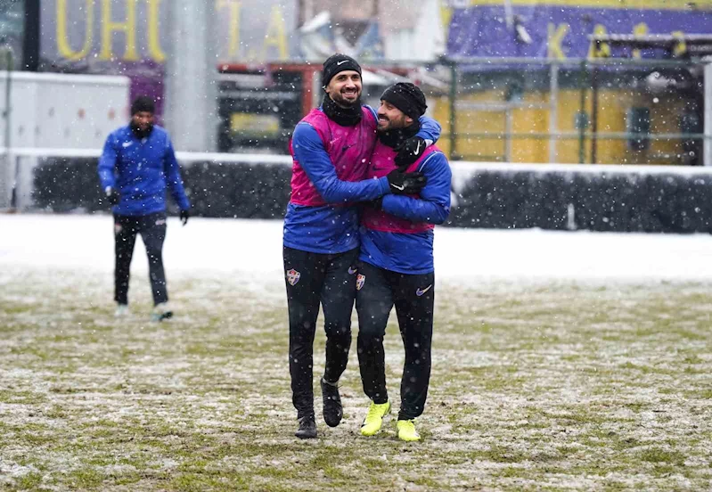 Eyüpspor, Beşiktaş maçı hazırlıklarına kar yağışı altında devam etti
