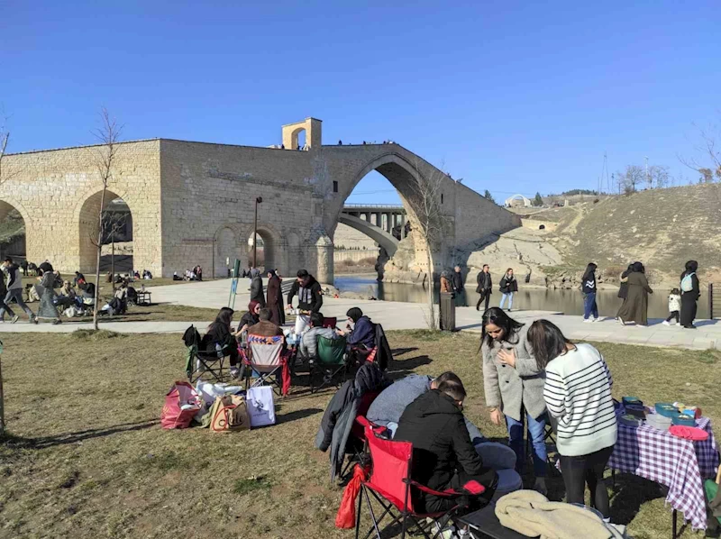 Yarıyıl tatilinin son gününde aileler tarihi Malabadi Köprüsü’ne akın etti
