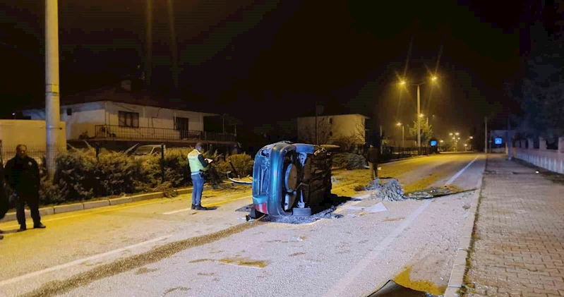 Refüjdeki ağaçlara çarpıp hurdaya dönen otomobilin sürücüsü hayatını kaybetti
