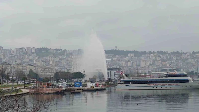 Samsun’da su borusu patladı, sular 60 metre gökyüzüne fışkırdı
