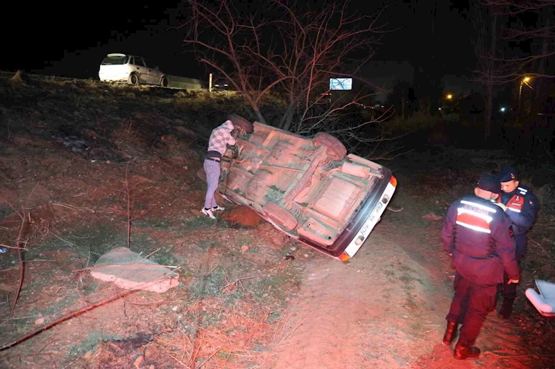 Şarampole devrilen otomobil ağaca çarparak durabildi: 3 yaralı
