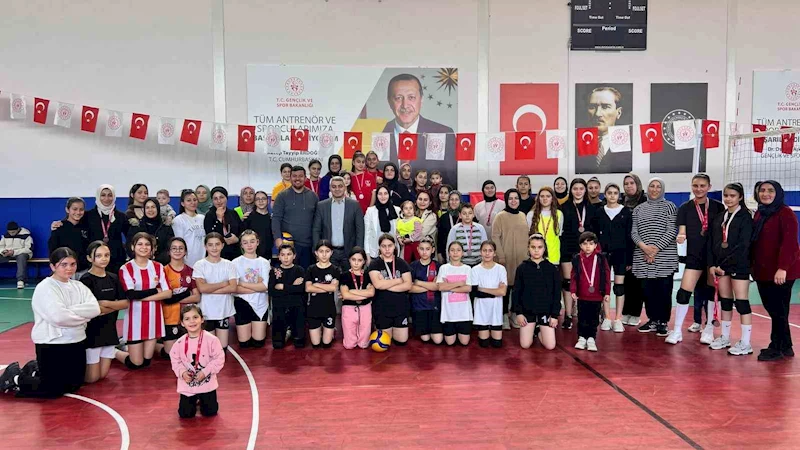 Tomarza’da ’Anne ve Kızları Voleybol Turnuvası’ dolu dolu geçti
