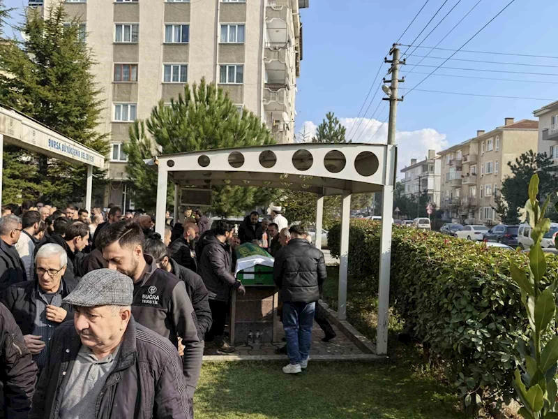 Yarım saat arayla kalp krizi geçirerek hayatını kaybeden çift, toprağa verildi
