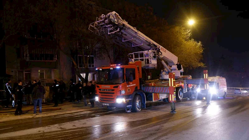 Balkonda çıkan yangın bina sekinlerini sokağa döktü
