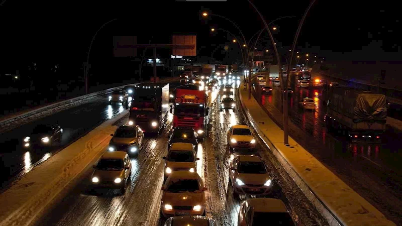 Başkentte kaza sonrası trafik durdu
