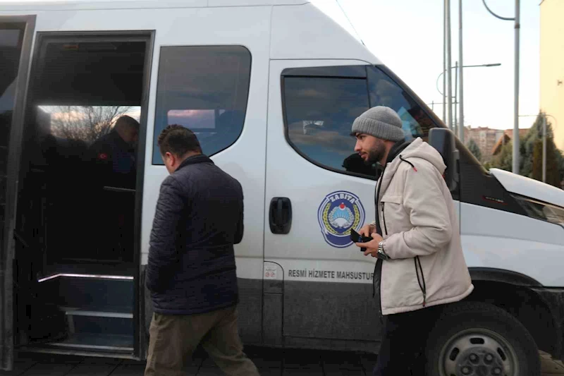 İzmariti yere atıp ceza yiyen ve sigara yakan vatandaş: 