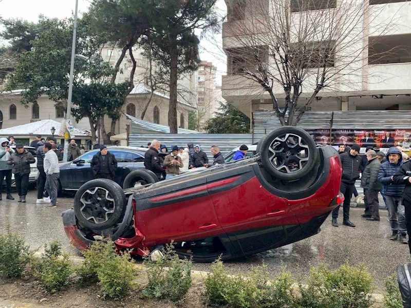 Kadıköy’de araç takla attı: 1 yaralı
