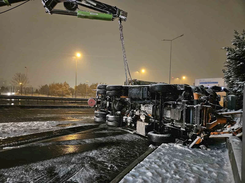 Beylikdüzü’nde kar küreme aracı devrildi: 1 yaralı
