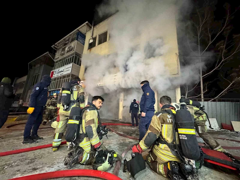 Ankara’da gece saatlerinde yangın paniği
