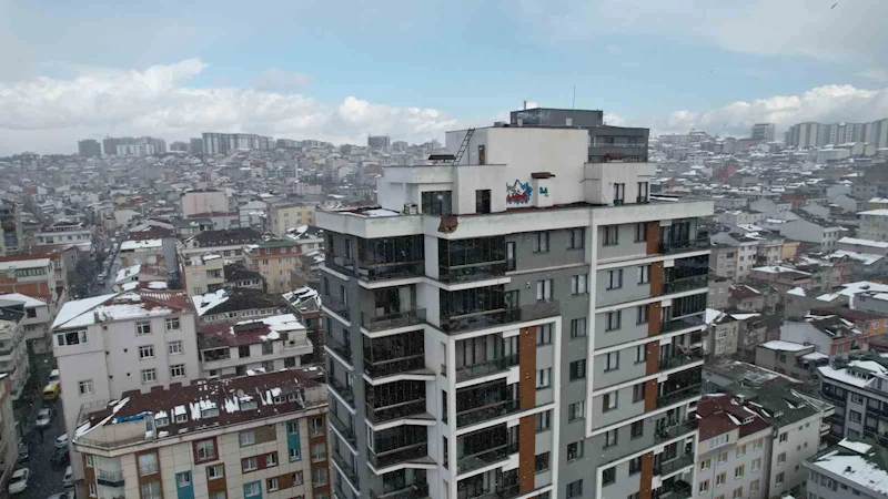 Küçükçekmece’de bir binanın çatısına yıldırım düştü: Kopan parçalar araçlara zarar verdi, 1 yaralı
