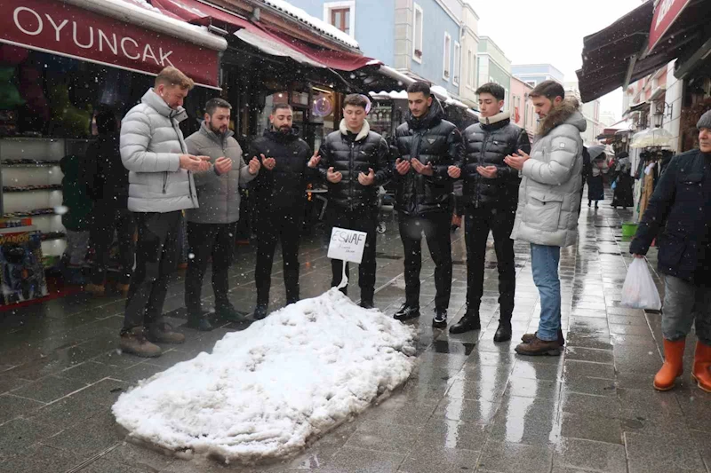 Sakarya’da esnaflar yaptıkları kardan mezarın başında dua etti
