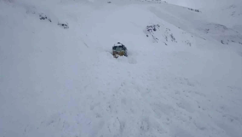 Ulaşıma kapanan yolu açmaya çalışırken çığ altında kaldı
