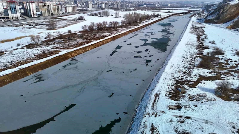 Türkiye’nin en uzun nehri kısmen buz tuttu
