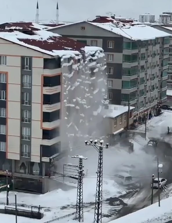 Çatıda biriken karlar şelale gibi caddeye aktı
