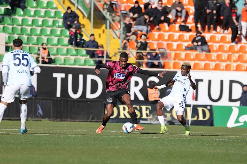 Trendyol Süper Lig: Alanyaspor: 0 - Adana Demirspor: 2 (İlk yarı)
