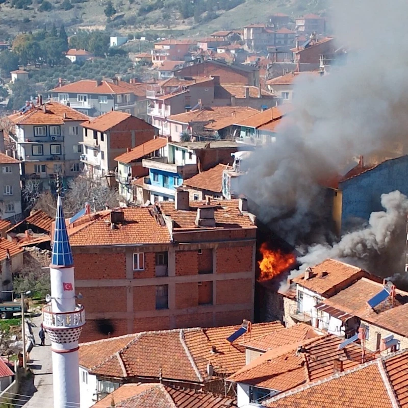 Yaşlı kadının evi yangında kullanılamaz hale geldi
