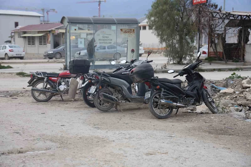 Biri gözcülük yaptı, diğeri motoru çaldı: O anlar kamerada
