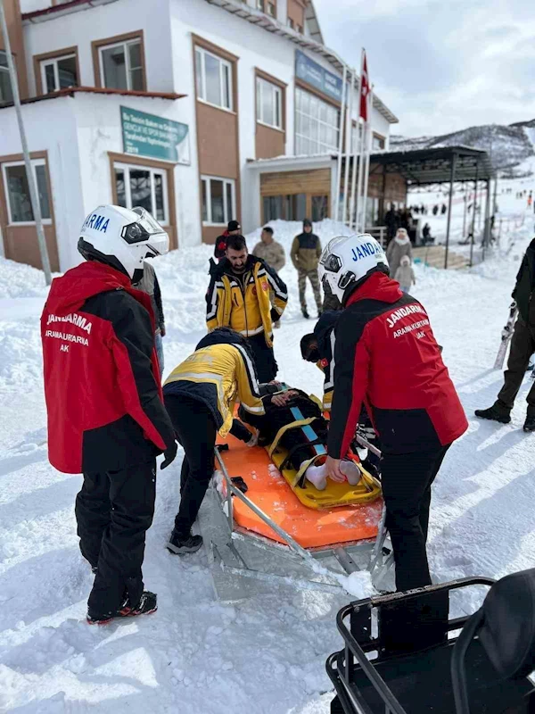 Kayak yaparken yaralanan vatandaşı JAK kurtardı
