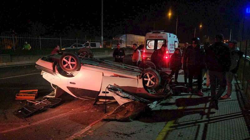 Refüjdeki direği deviren otomobil ters döndü: 1 yaralı
