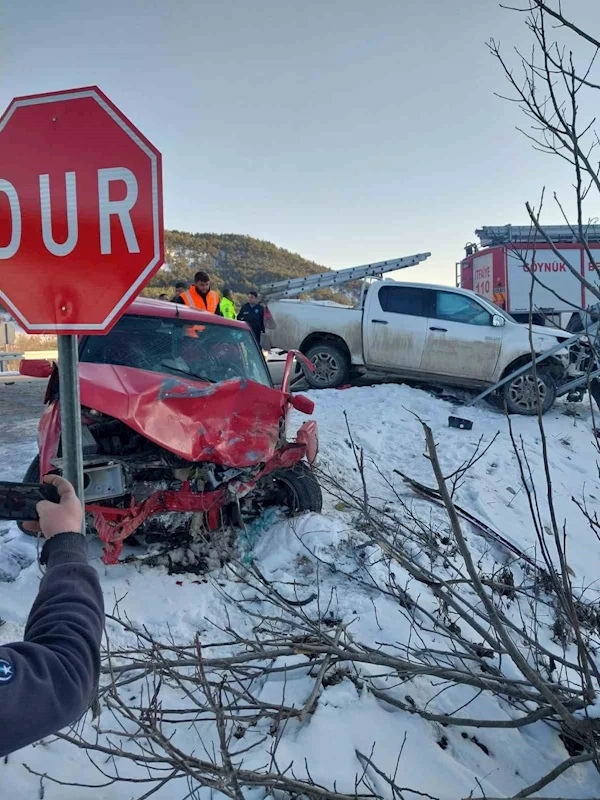 Bolu’da cip otomobille çarpıştı: 4 yaralı
