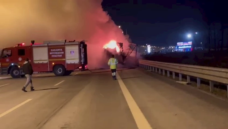 Kuzey Marmara Otoyolu’nda seyir halindeki tırın dorsesi alev topuna döndü
