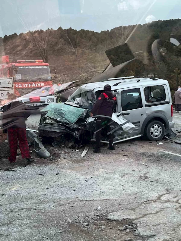 Hafif ticari araç ile otomobil kafa kafaya çarpıştı: 2 ölü, 4 yaralı
