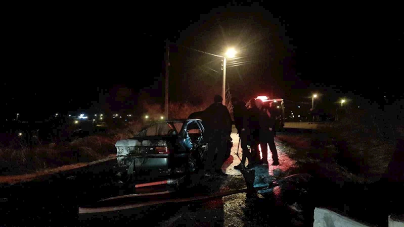 Otomobilde yangın çıktı: 1 kişi öldü, 2 kişi yaralandı
