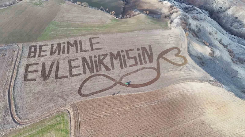 Çorum’da ilginç evlilik teklifi: Traktörle tarlaya yazdı, 