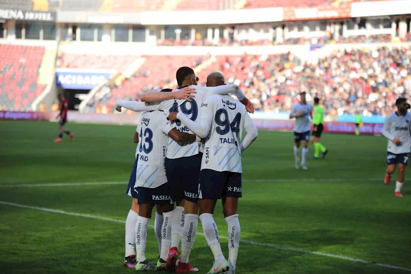 Ziraat Türkiye Kupası: Gaziantep FK: 0 - Fenerbahçe: 3 (İlk yarı)
