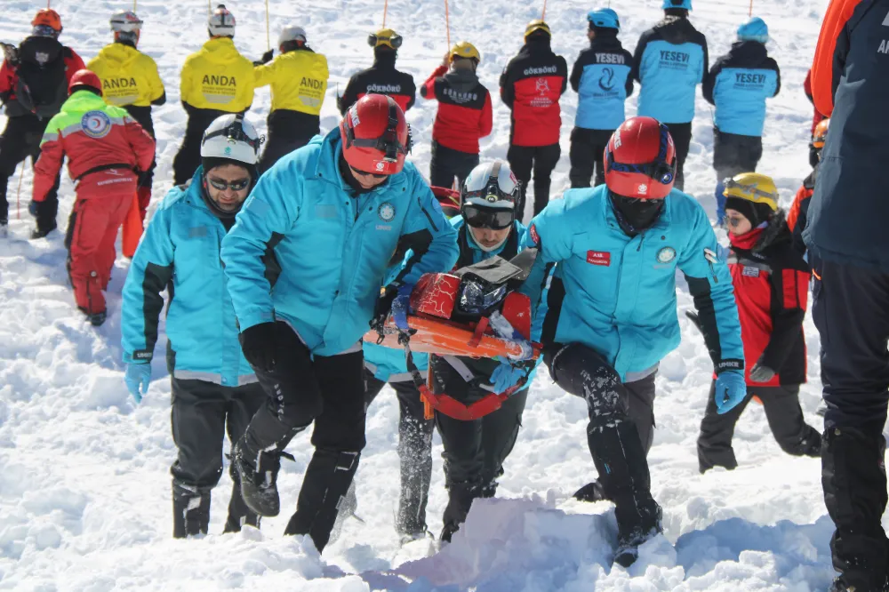 Erciyes’teki çığ tatbikatı, gerçeğini aratmadı