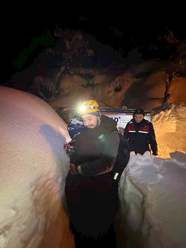 Artvin’de kar nedeniyle çökme tehlikesi olan evde yaşayan yaşlı çift kurtarıldı
