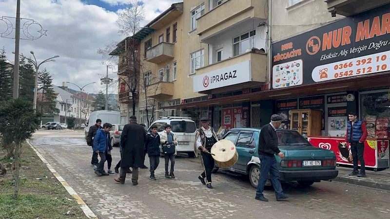 Çocuklar sokak sokak gezip manilerle Ramazan’ın gelişini kutladı
