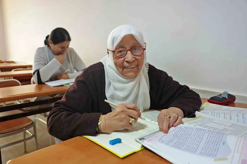 84 yaşındaki Ayşe Nine okuma yazmayı, Afrikalı Cisse Türkçeyi ATASEM’de öğreniyor
