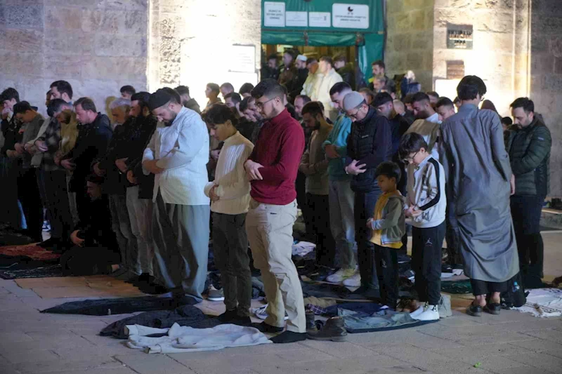 Bursalılar ilk teravih için Ulu Cami’ye koştu
