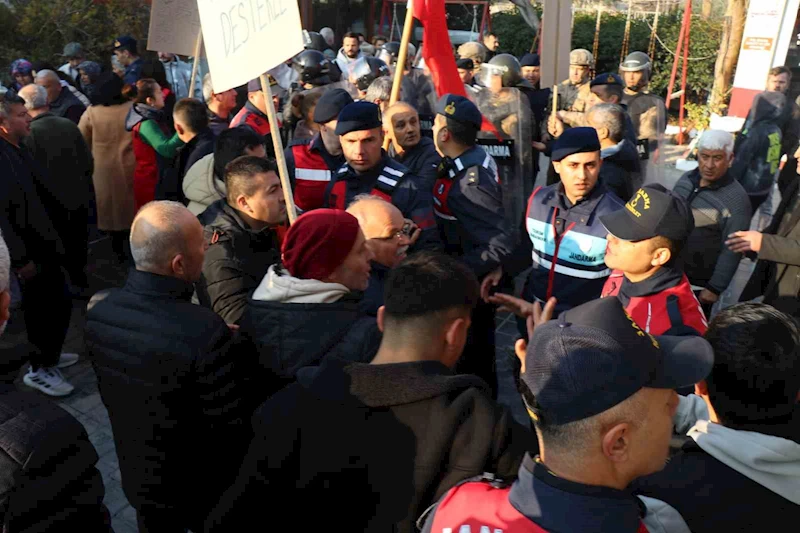 Mühürlemeye karşı çıkan işletme sahiplerine biber gazıyla müdahale edildi
