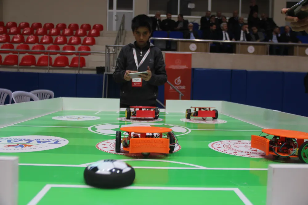 Kayserili öğrenciler yaptı: Bu robotlar futbol oynuyor