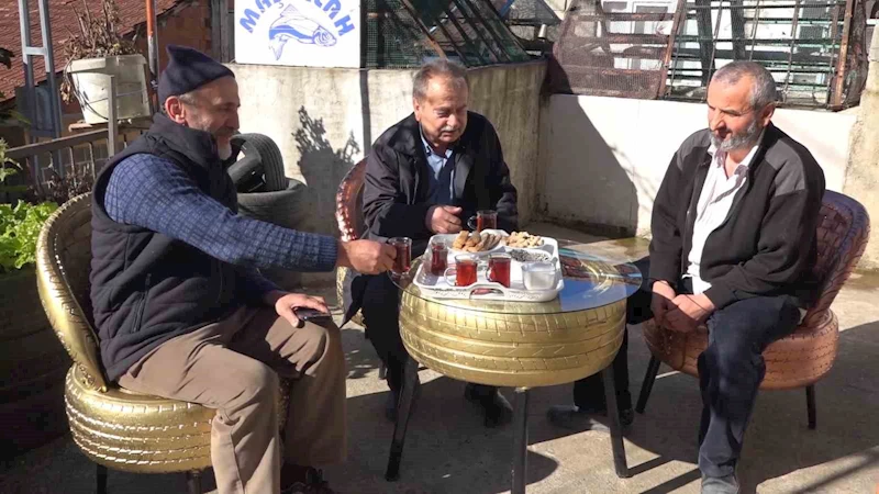 Atıl araba lastiklerinden bahçe oturma takımı yaptı, komşularını ağırlamaya başladı
